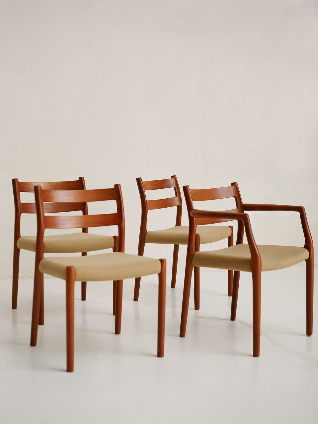 Dinning set of N° 84 Chairs by Niels O. Møller